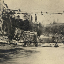 le passerelle installate nel 1917 al posto del ponte distrutto.